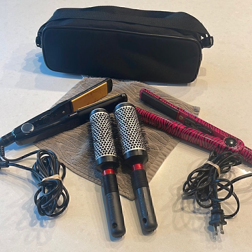 Flat irons 2 in sale with 2 round brush 2 sizes from clean home, no smoking.